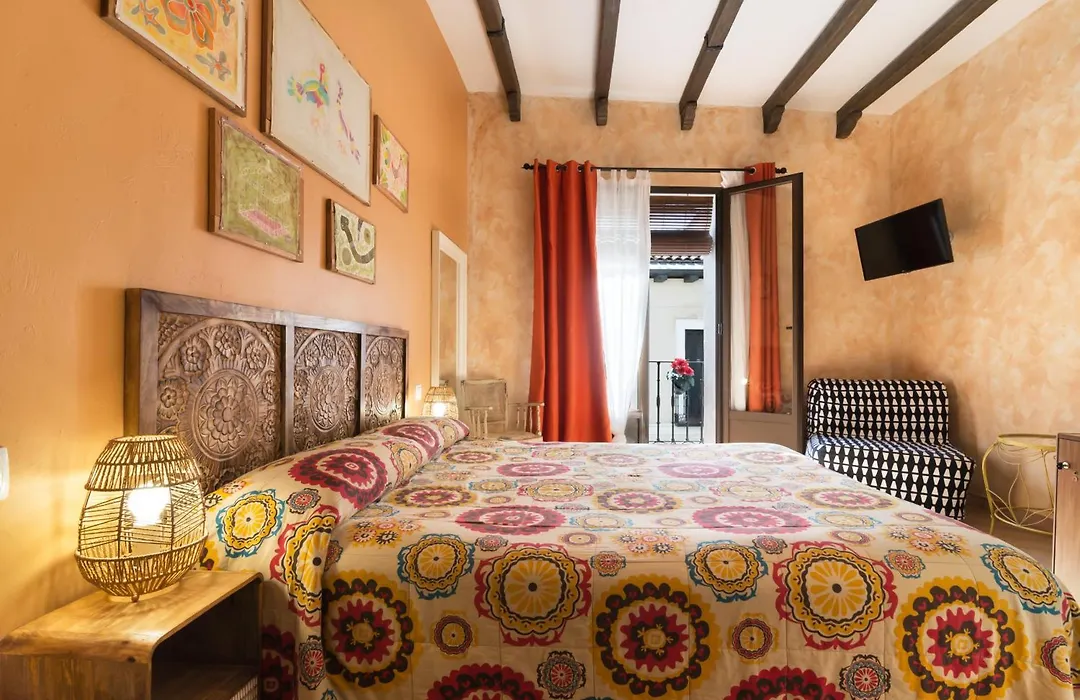 Hostal Artistic B&B-1