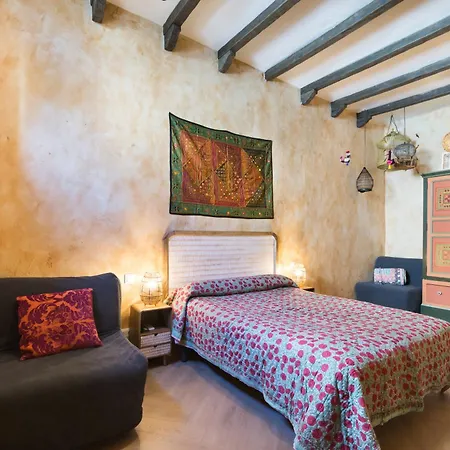 Hostal Artistic B&B-3
